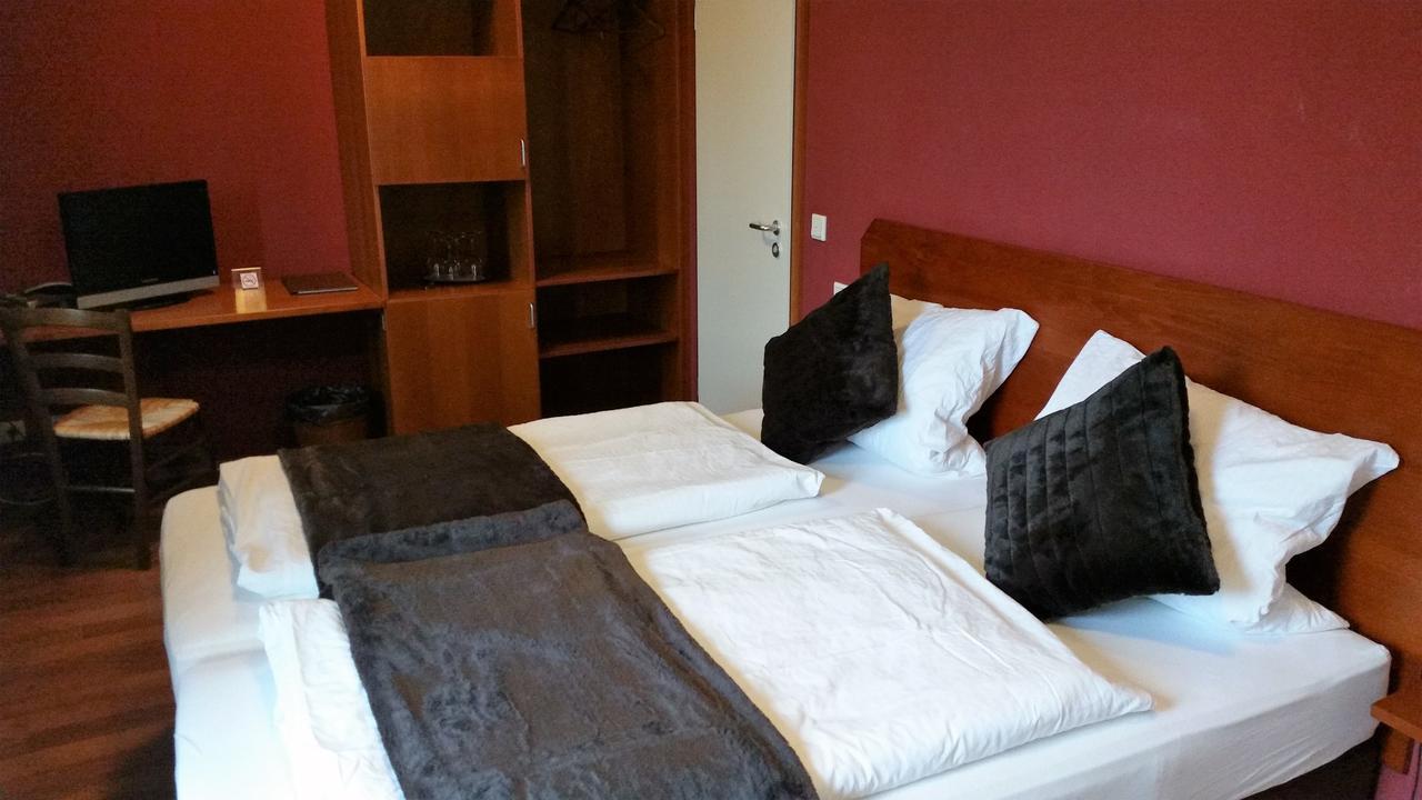 Ellenbergs Restaurant & Hotel Hessheim Екстер'єр фото